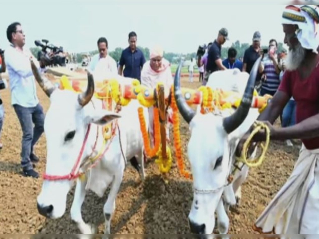 ଅଖିମୁଠି ଅନୁକୁଳ କଲେ ମୁଖ୍ୟମନ୍ତ୍ରୀ