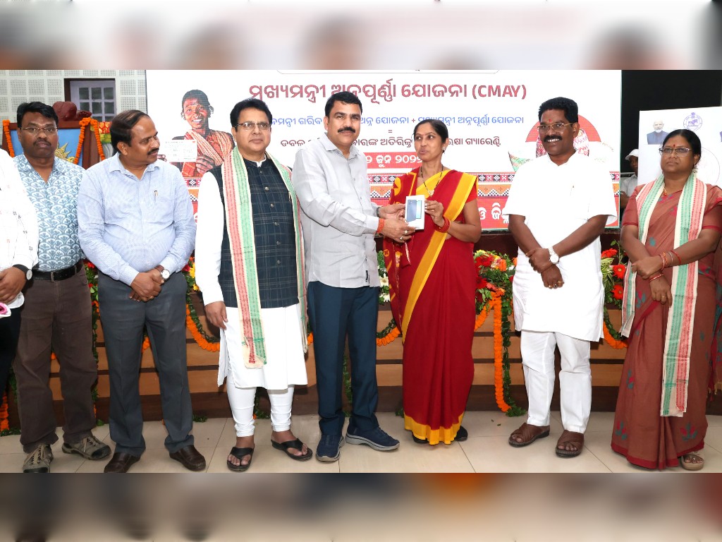 ଅଙ୍ଗନବାଡ଼ିକର୍ମୀଙ୍କୁ ସ୍ମାର୍ଟଫୋନ୍ ବଣ୍ଟନ